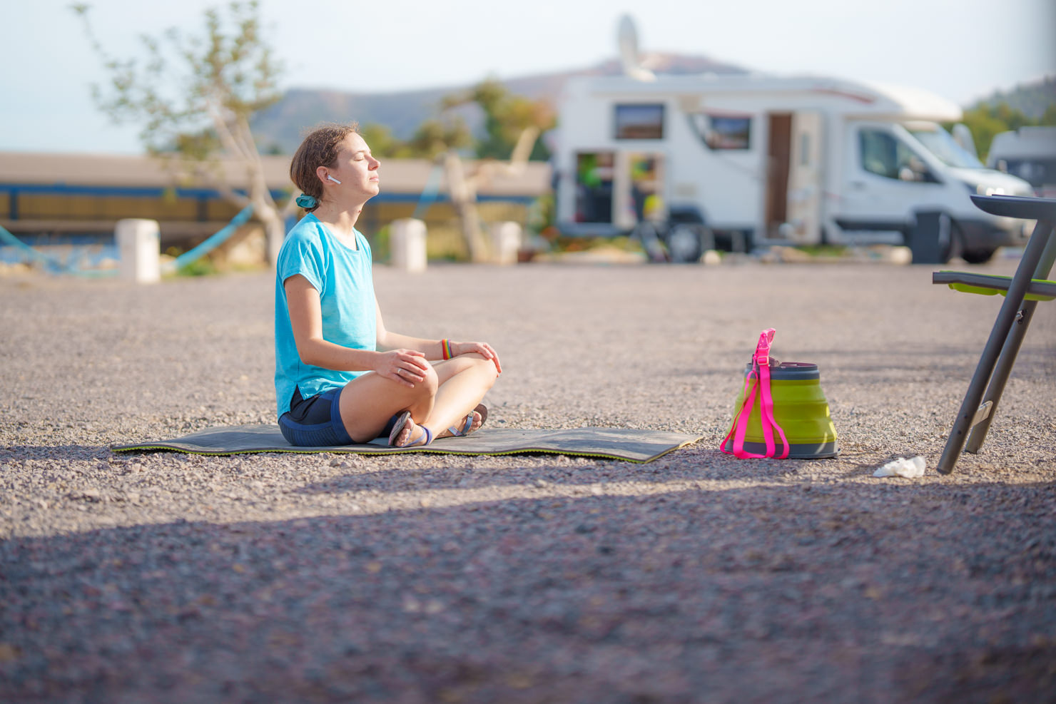 medidation-vor-wohnmobil-0001 Frau meditiert vor Wohnmobil