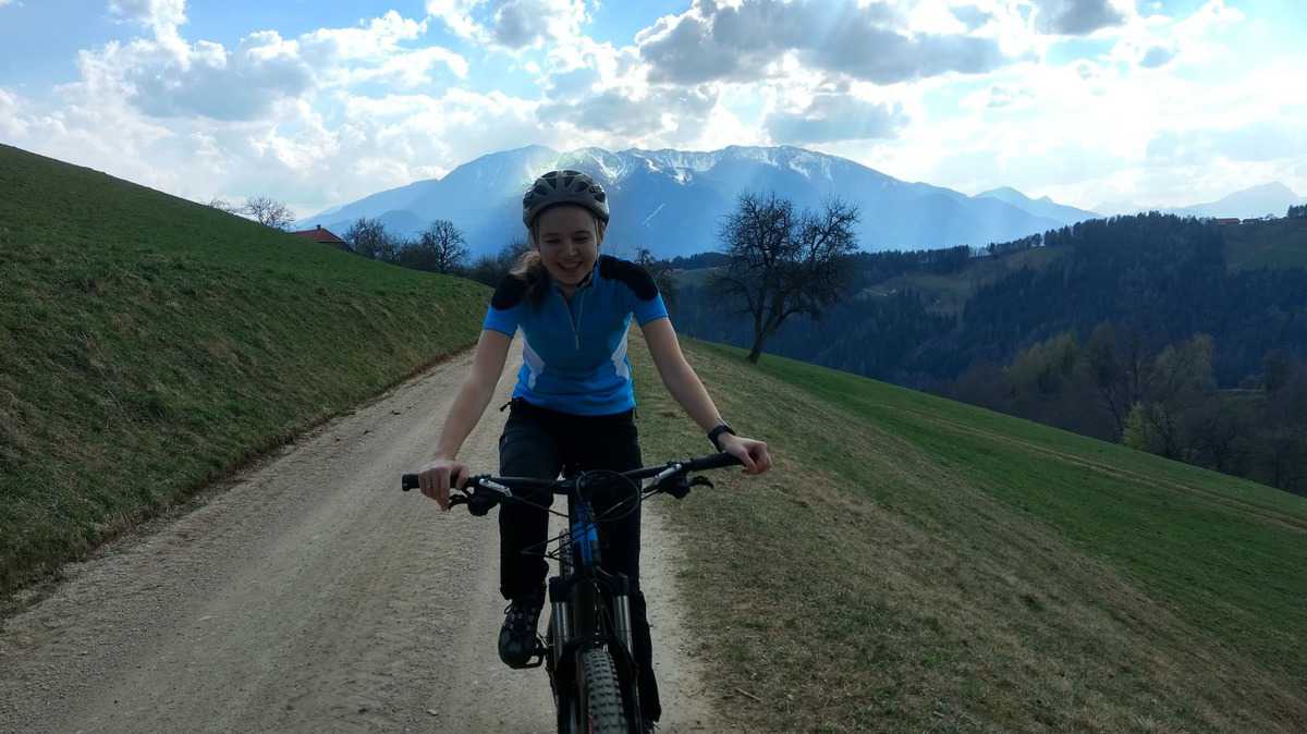 Olya Auf Einem Mountainbike