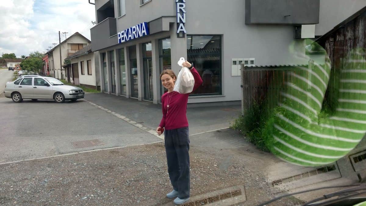 Frau Steht Vor Einer B&Auml;Ckerei Mit Einkauf
