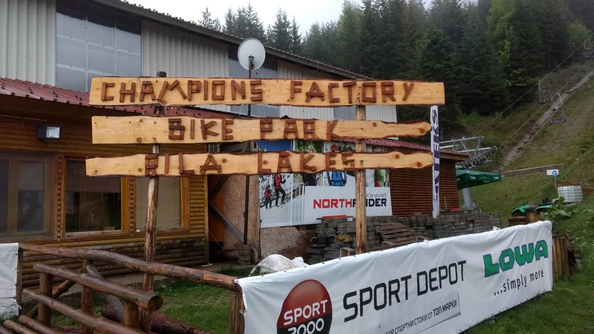 Mountainbiken In Bulgarien: Beinahe In Griechenland 5 Holzschild Bike Park