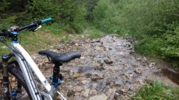 Mountainbike Beim Fluss Queren