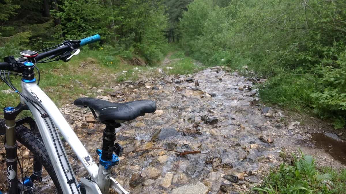 Mountainbiken In Bulgarien: Beinahe In Griechenland 7 Mountainbike Beim Fluss Queren