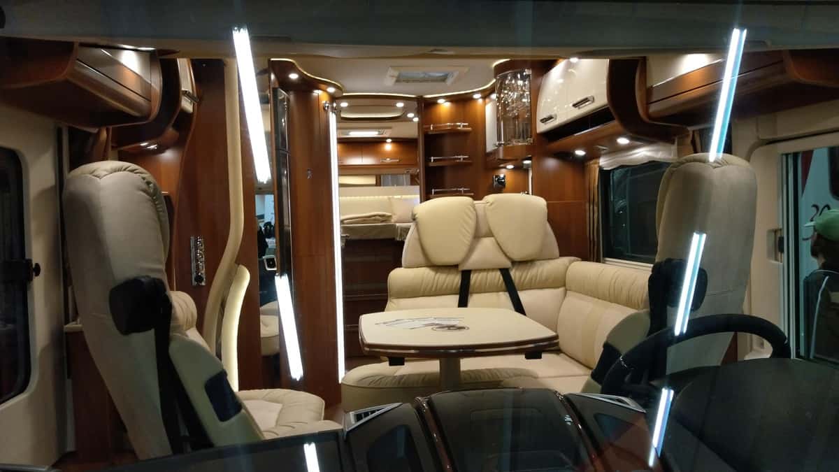 Komfort In Einem Vollintergriertem Wohnmobil