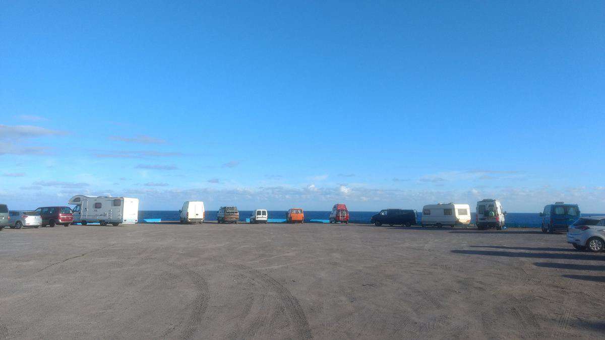 Wohnmobile Auf Teneriffa Auf Parkplatz