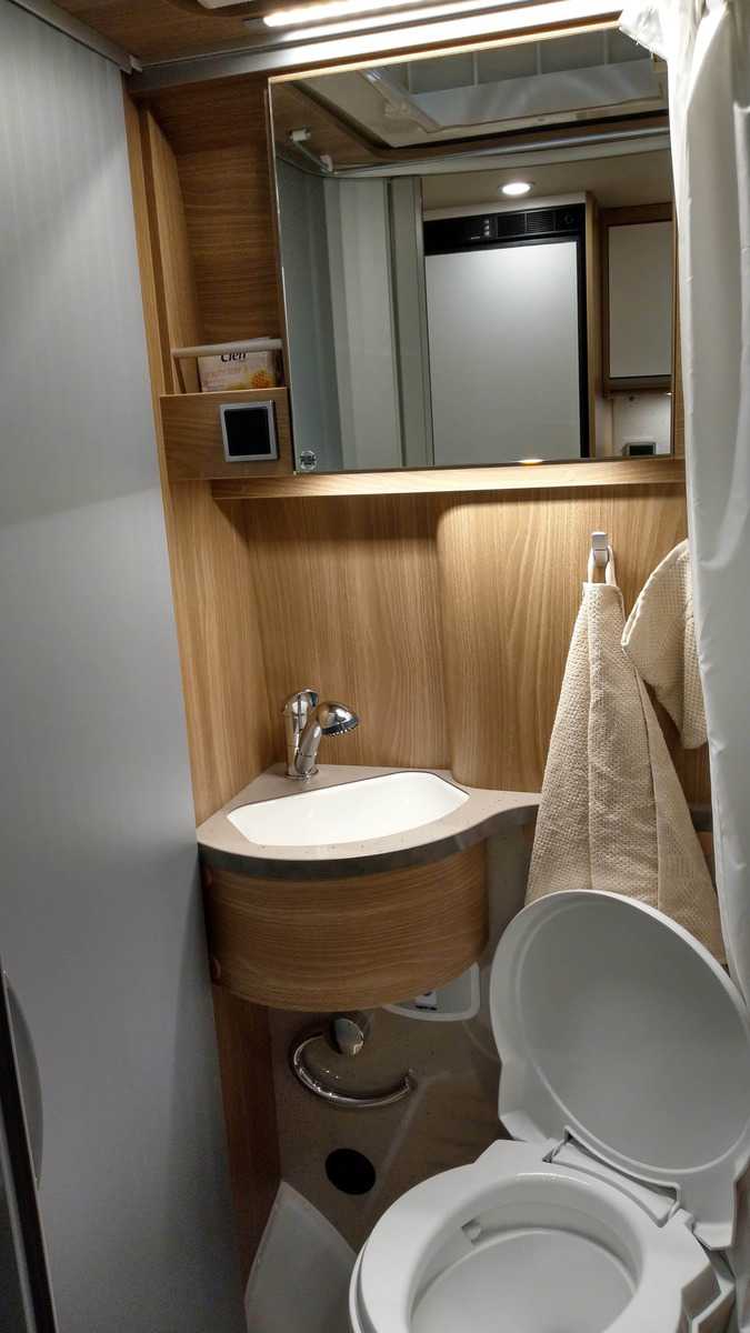 Kastenwagen Für Sportler Und Aktive (Cmt18) 13 Carado Vlow / Sunlight Cliff Nasszelle