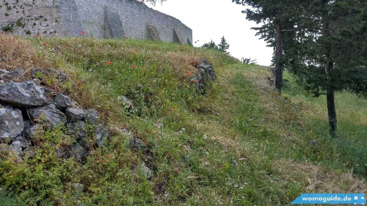 Mountainbike-Ausflug: Biograd-Pašman 12 Trail LÄUft Neben Einem Alten Mauer