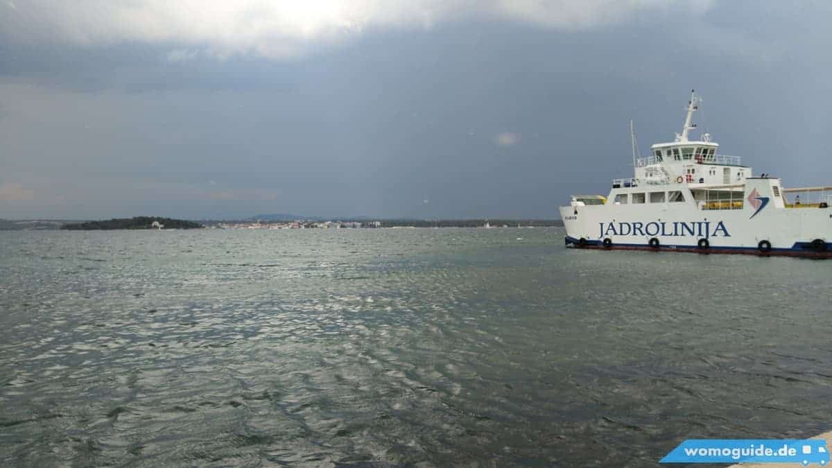 Mountainbike-Ausflug: Biograd-Pašman 16 Wie Beobachten Die FÄHre