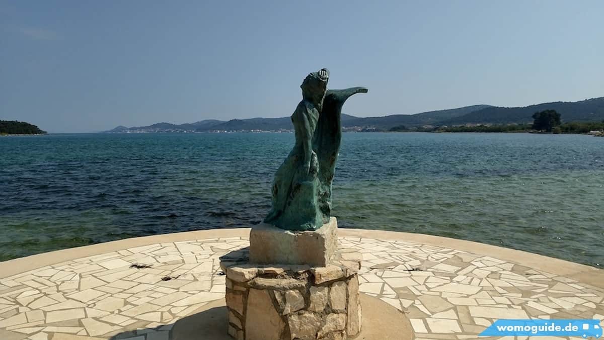 Mountainbike-Ausflug: Biograd-Pašman 21 Statue An Der Strandpromenade
