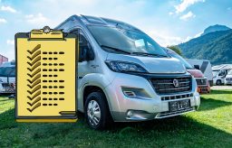 Wohnmobil mit Checkliste für Abholung