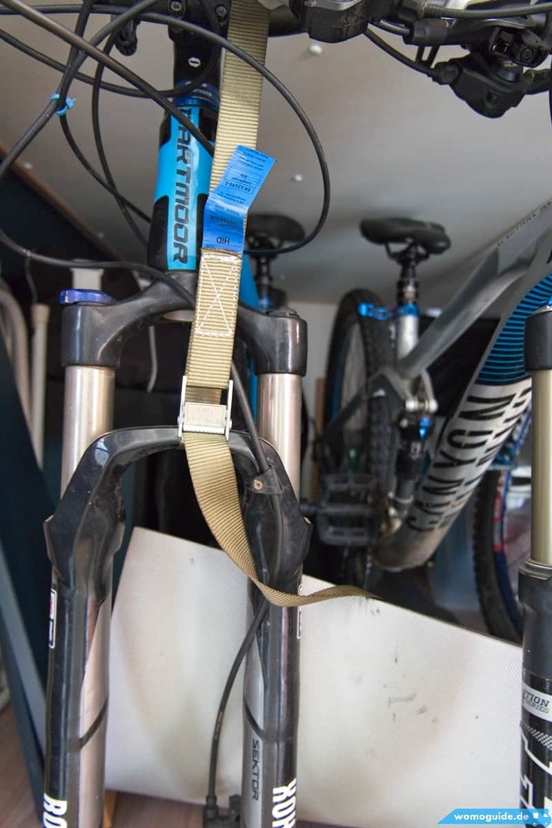 Den Radfazz-Fahrradträger In Der Heckgarage Einbauen 7 Bei Beladung Der Bikes Platz Sparen