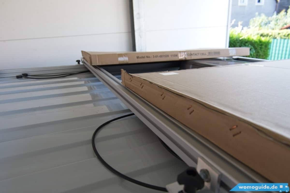 Abdecken Der Solarmodulen Mit Kartons Während Der Montage