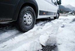 Wohnmobil auf Winterreifen im Schnee