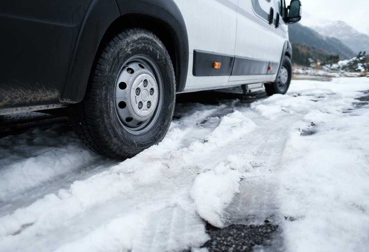 Die Ultimative Packliste Für Sinnvolles Wohnmobilzubehör 5 Wohnmobil Auf Winterreifen Im Schnee