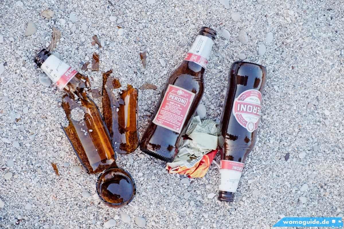 Mit Dem Wohnmobil Von Vlorë Über Den Llogara-Pass 17 Livadhi Beach (HimarË): MÜLl Am Strand