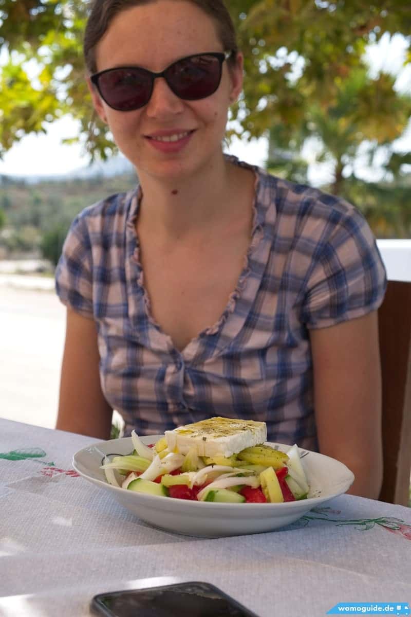 Südalbanien Mit Dem Wohnmobil: Sarande Und Butrint 18 Olya Im Restaurant Mit Griechischem Salat