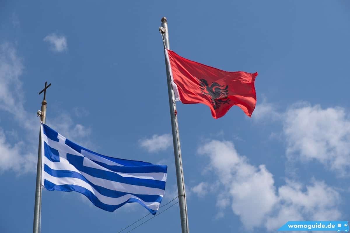 Südalbanien Mit Dem Wohnmobil: Sarande Und Butrint 20 Albanische Und Griechische Flaggen