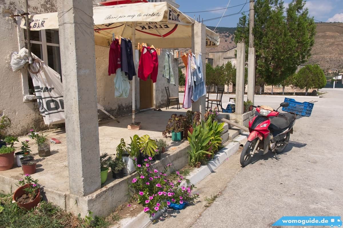 Südalbanien Mit Dem Wohnmobil: Sarande Und Butrint 24 AufgehÄNgte WÄSche