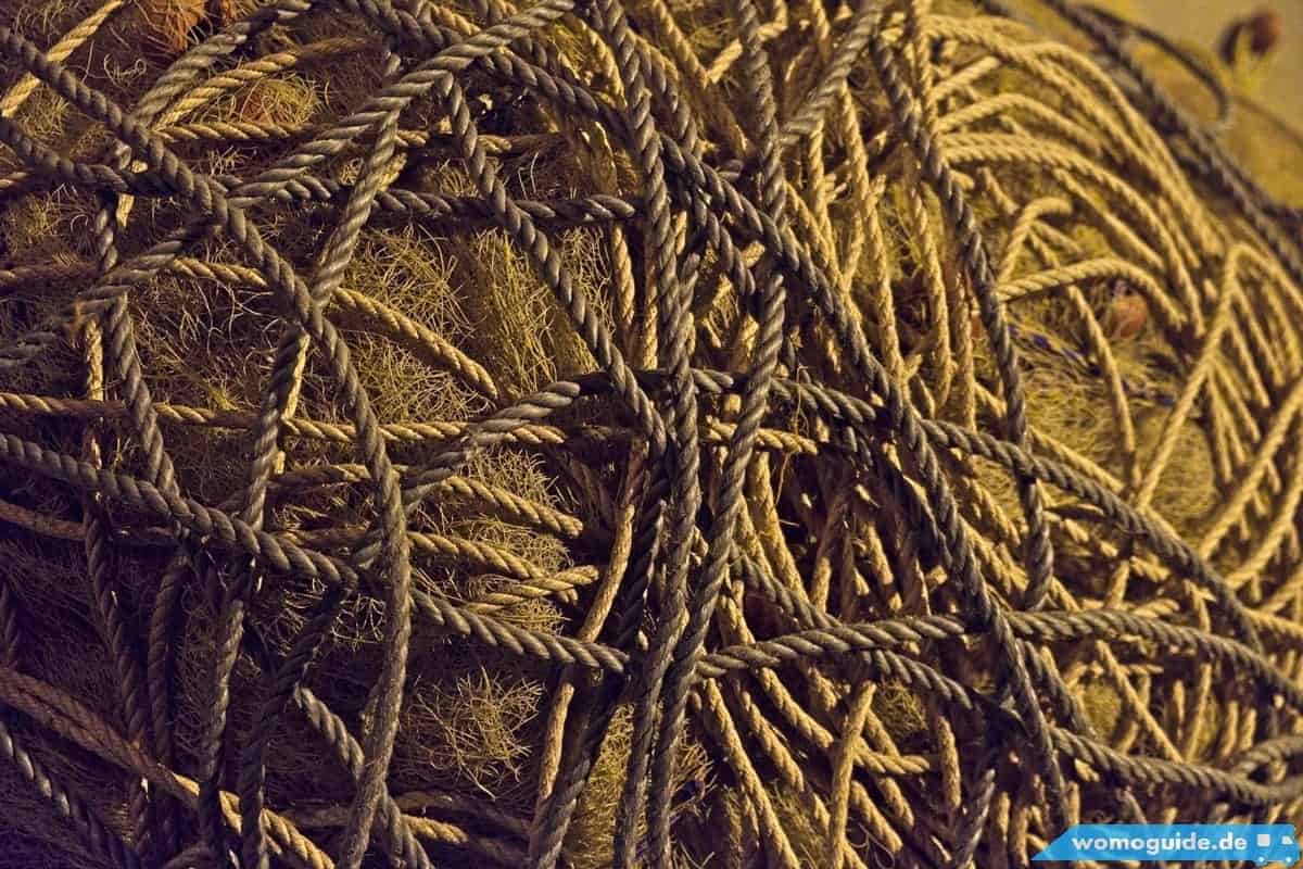 Verstrickte Fischerseile Und Fischernetze