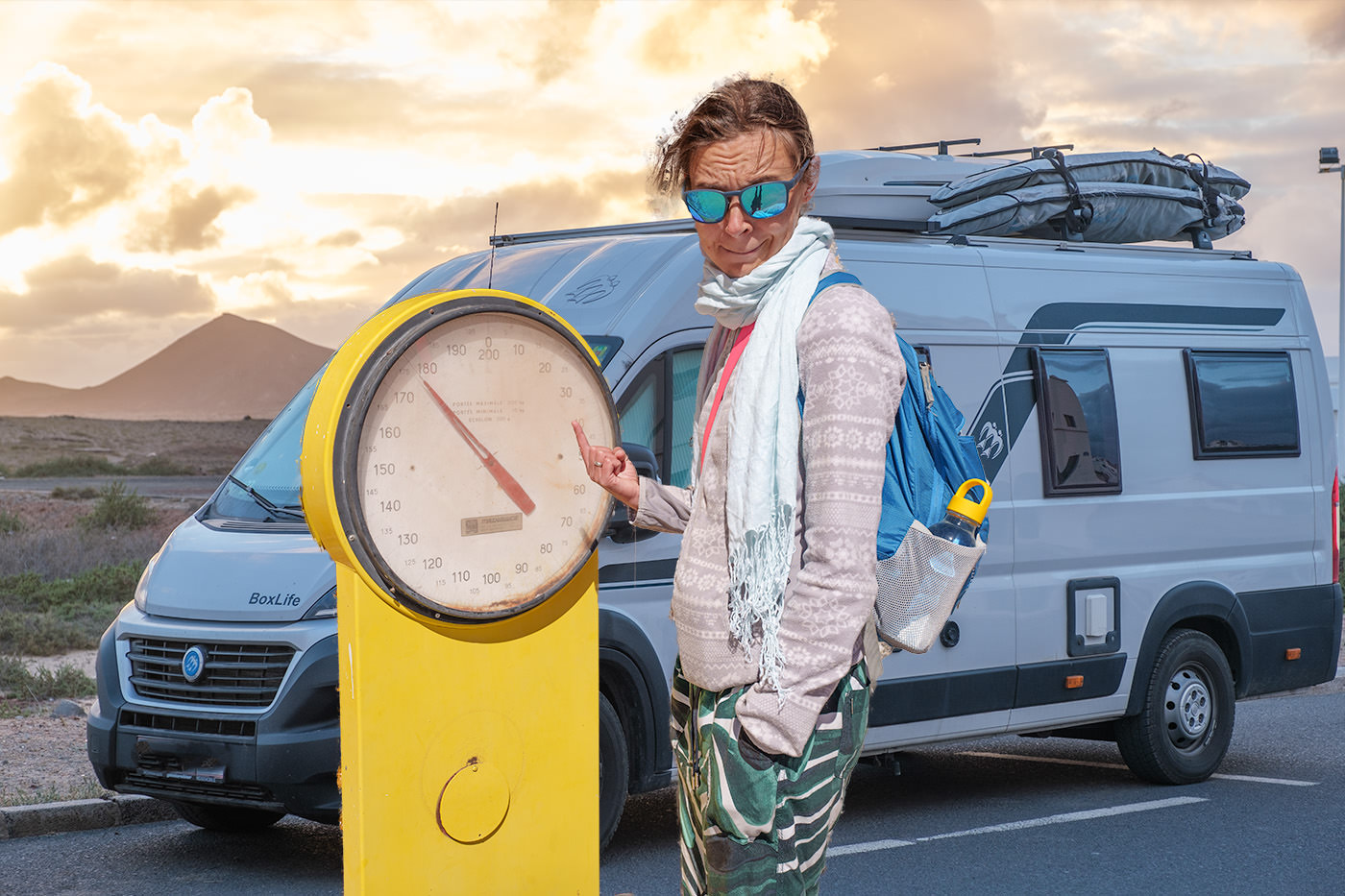 Frau mit Waage vor Wohnmobil