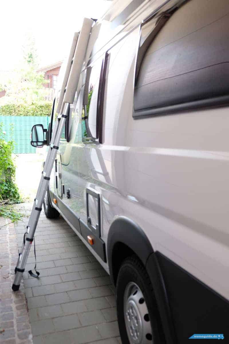 Teleskopleiter Am Wohnmobil Anlehnen