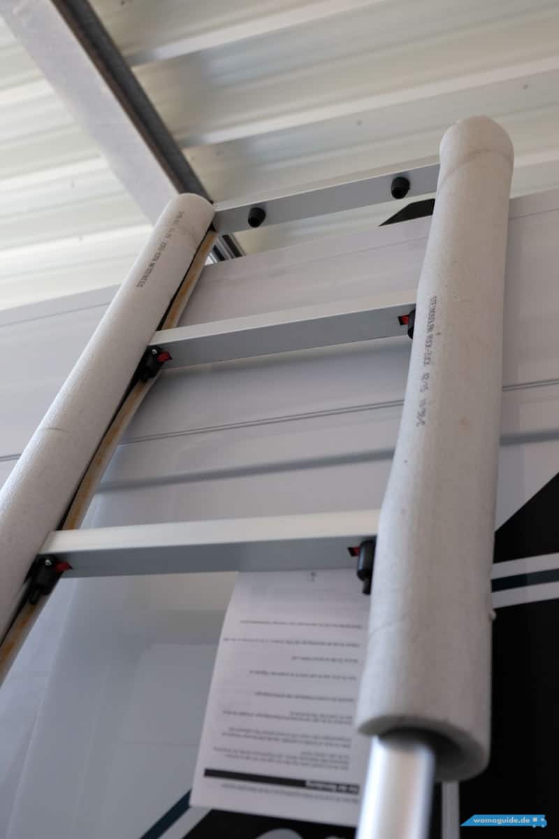 Teleskopleiter Am Wohnmobil