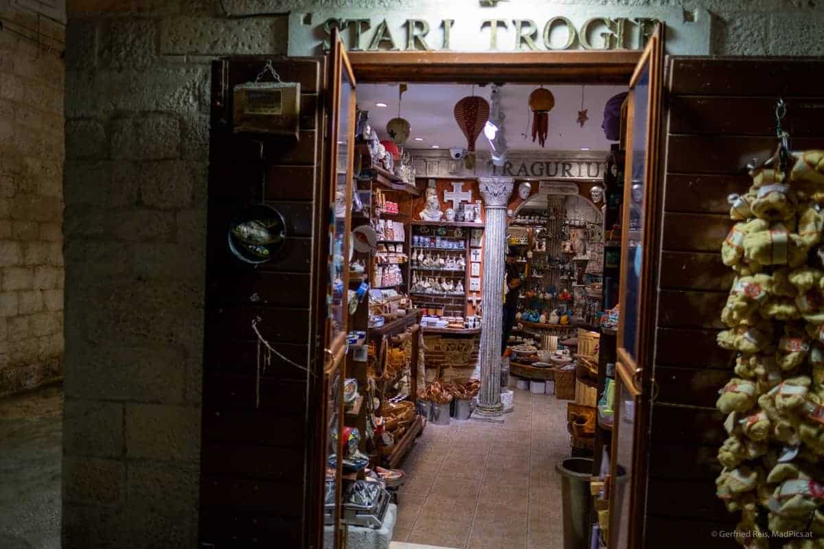 Trogir, Kroatien: Souvenirl&Auml;Den