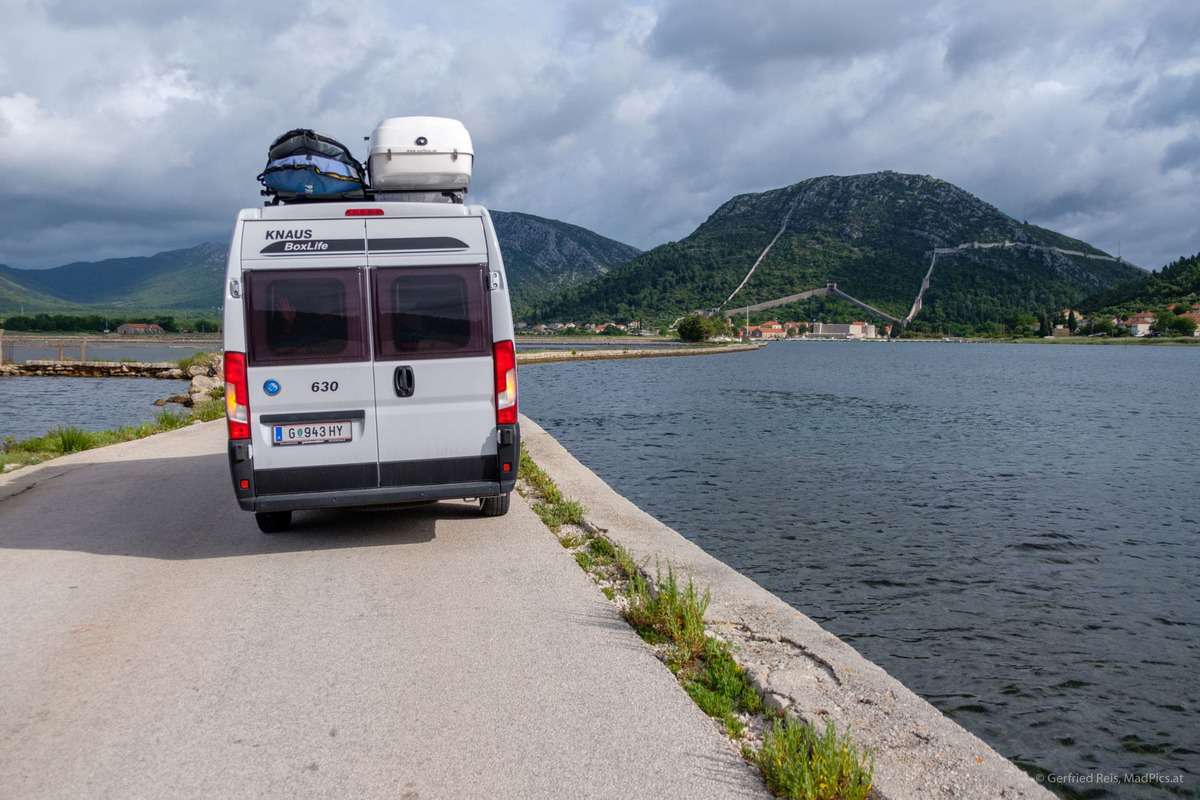 Wohnmobil auf dem Steg nach Ston, Kroatien