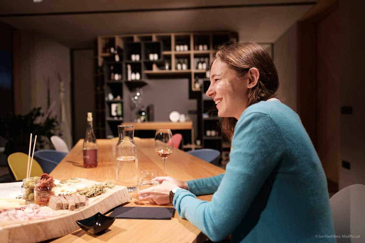 Olya Horcht Gespannt Bei Der Weinverkostung