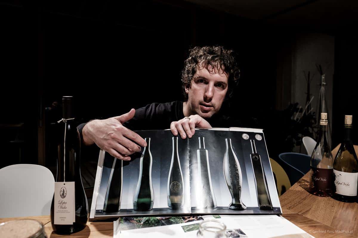 Matija Erkl&Auml;Rt Die Weinflaschen Des Weinguts Lepa Vida