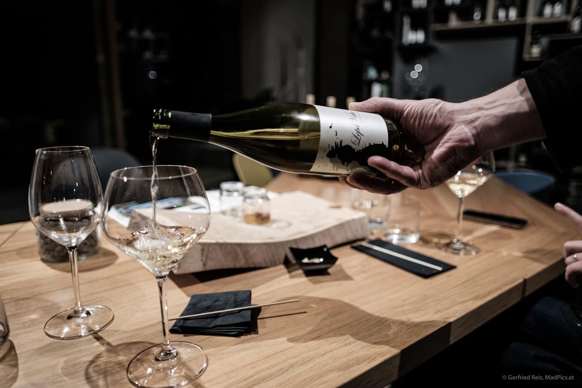 Wein Am Lepa Vida Weingut W&Auml;Hrend Der Weinverkostung