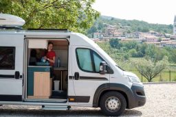 Wohnmobil Am Stellplatz Im Vipava-Tal Bei Weingut Lepa Vida