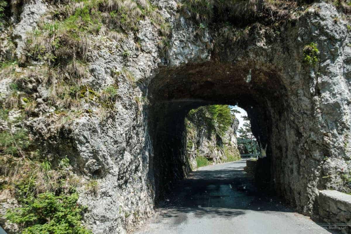Die Finsteren Tunnel Auf Der Fahrt Zu Sinj Vrh