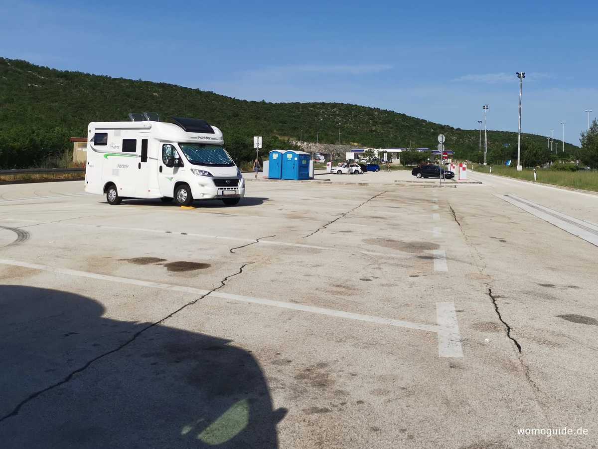 Wohnmobil Auf Keilen Beim Übernachten Auf Autobahn-Raststätte
