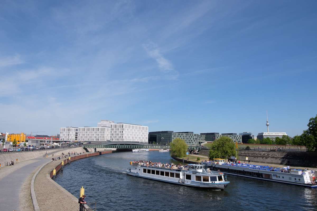 Berlin Mit Dem Wohnmobil 57 Boot Im Spreebogenpark