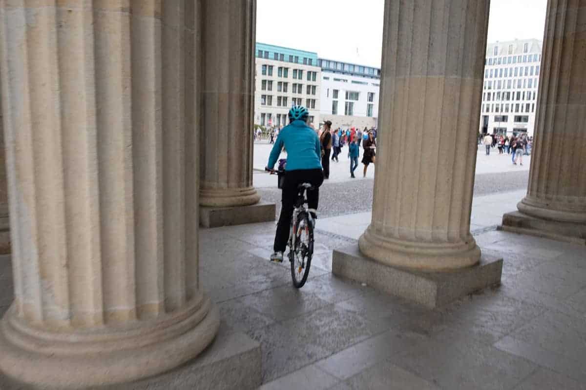 Berlin Mit Dem Wohnmobil 69 Radeln Durchs Brandenburger Tor, Berlin