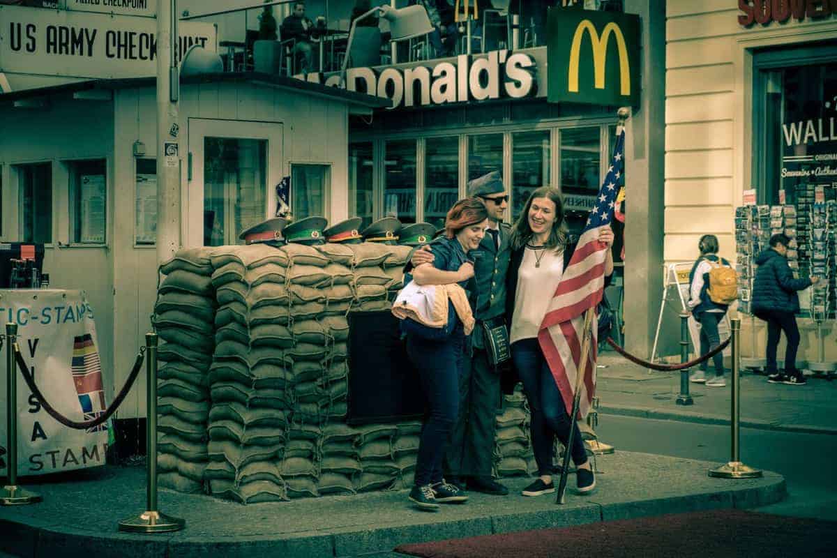 Berlin Mit Dem Wohnmobil 86 Schauspieler Posieren FÜR Touristen Am Checkpoint Charlie, Berlin