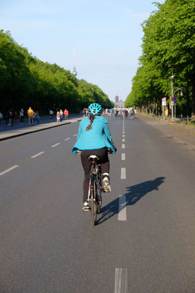 Berlin Mit Dem Wohnmobil 122 Radeln Auf Der Stra&Szlig;E Des 17. Juni In Berlin