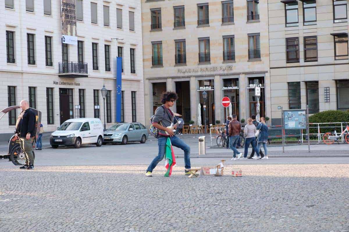 Berlin Mit Dem Wohnmobil 128 Luftgitarrist Vor Dem Brandenburger Tor In Berlin
