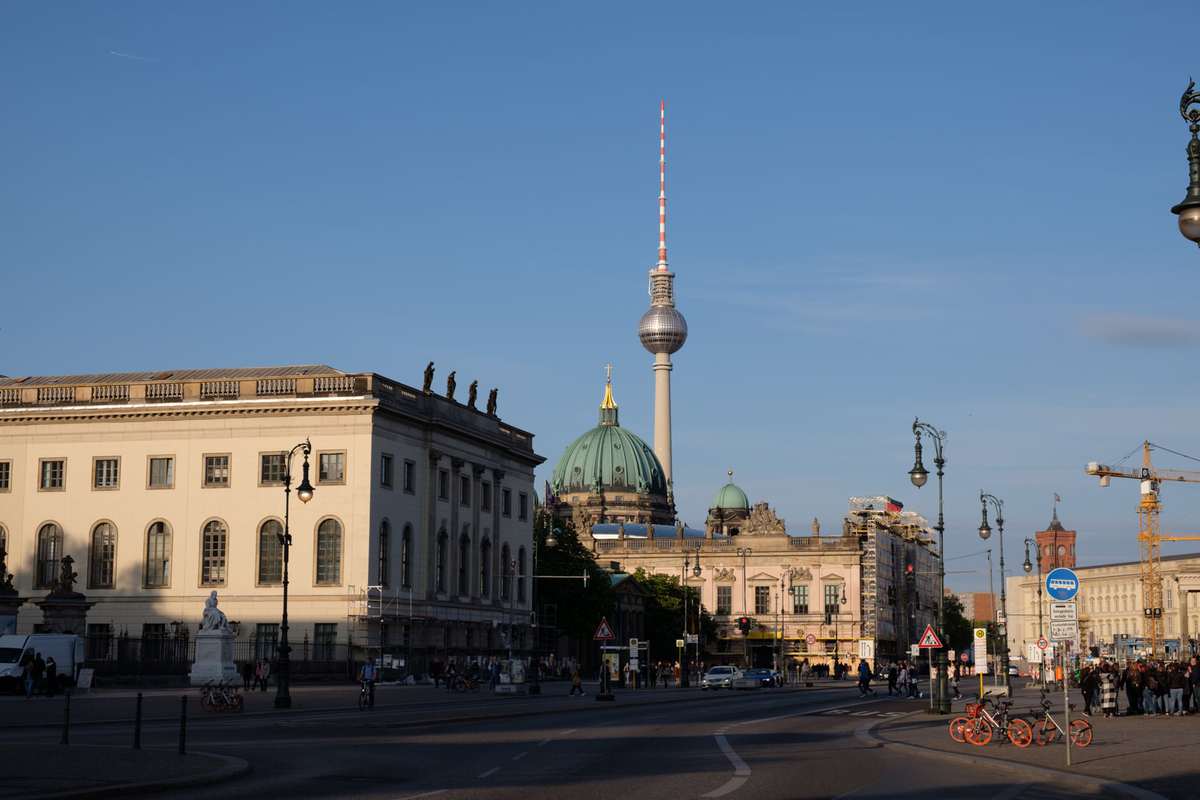 Berlin Mit Dem Wohnmobil 133 Der Fernsehturm Berlins In Der Ferne