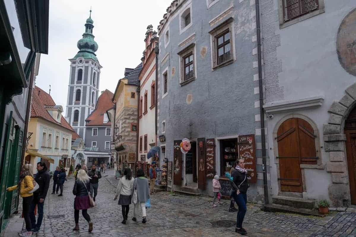 Stra&Szlig;E Und Kirchturm In Cesky Krumlov