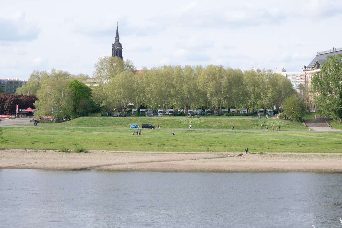 Dresden Mit Dem Wohnmobil 1 Stellplatz An Der Wiesentorstra&Szlig;E, Dresden Vor Elbwiesen Und Elbe