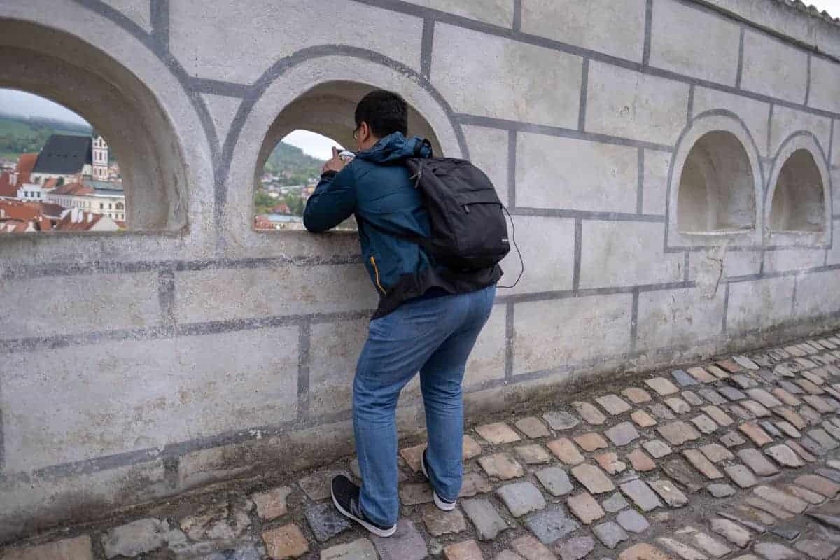 Tourist Macht Bilder Im Schloss Cesky Krumlov