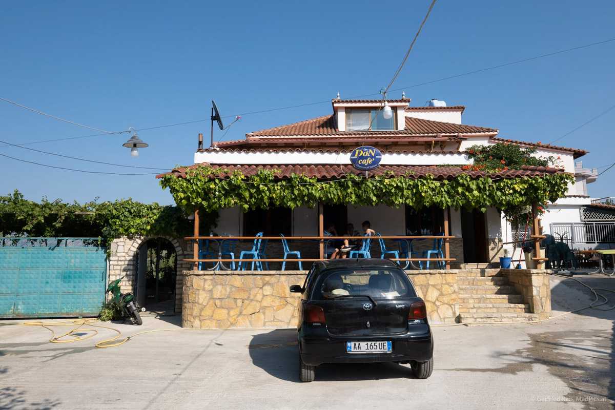 Links Unter Der Weinlaube H&Auml;Tte Das Wohnmobil In Vasjar Parken Sollen