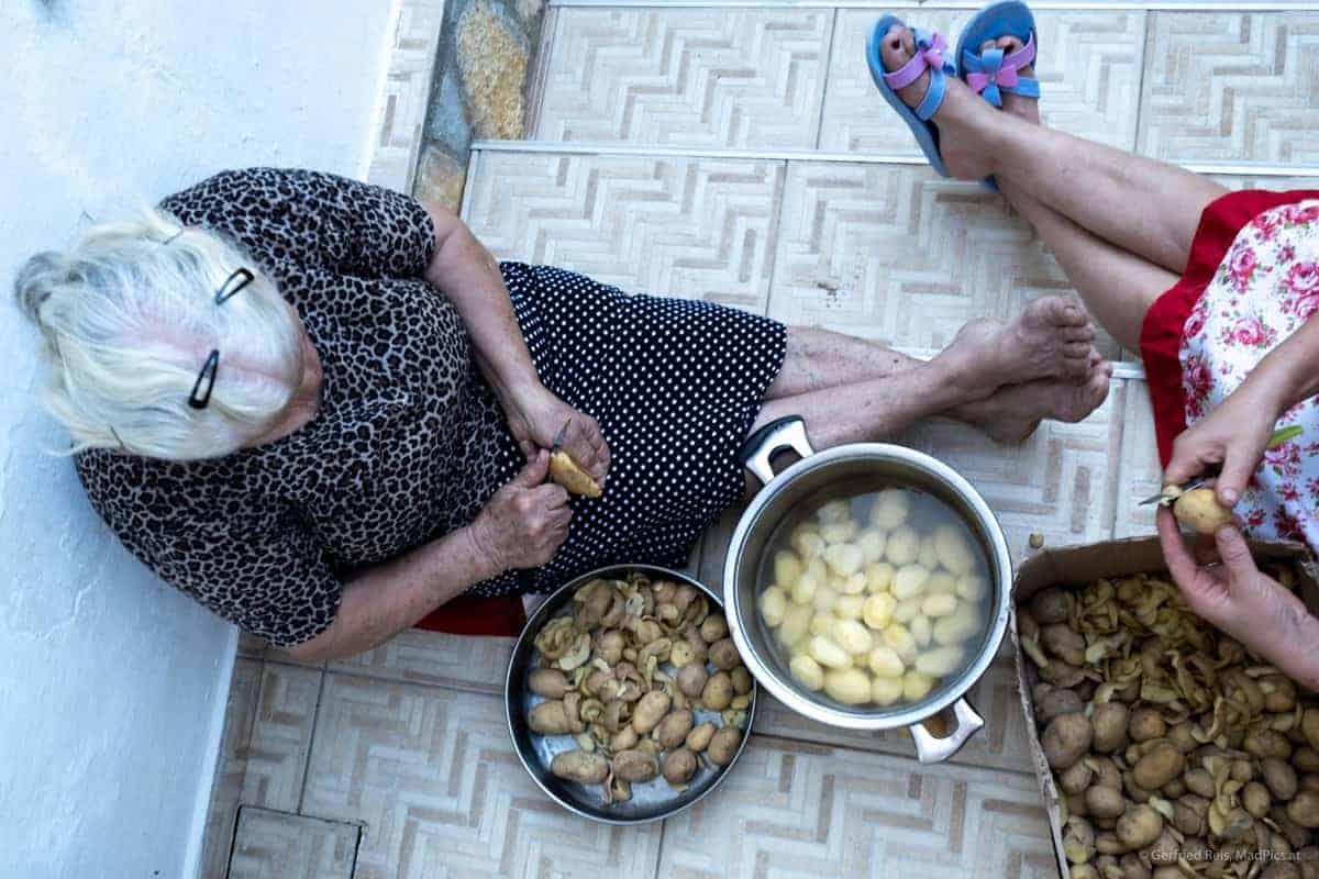 Frauen Beim Kartoffel Sch&Auml;Len