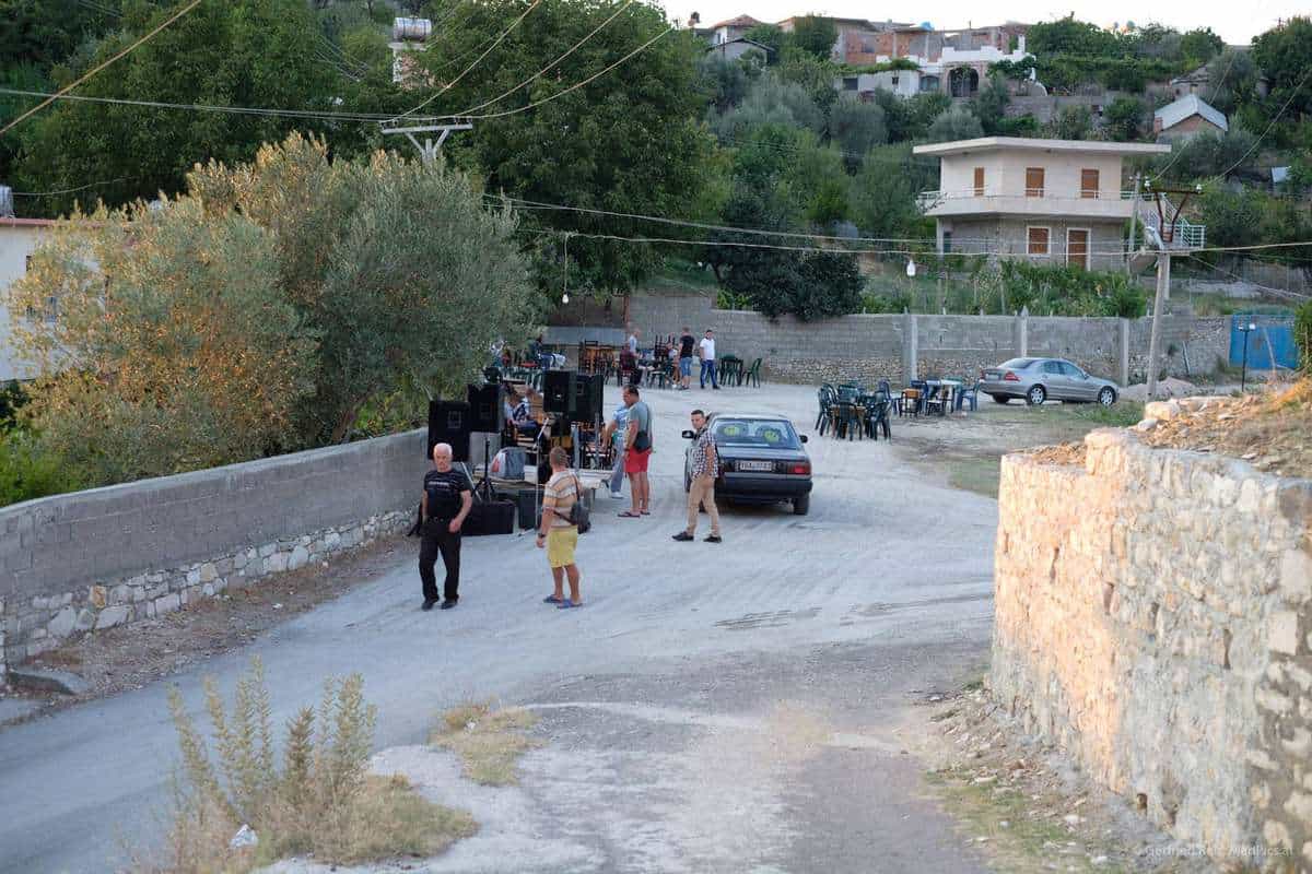 Der Dorfplatz In Vasjar In Vorbereitung Aufs Fest
