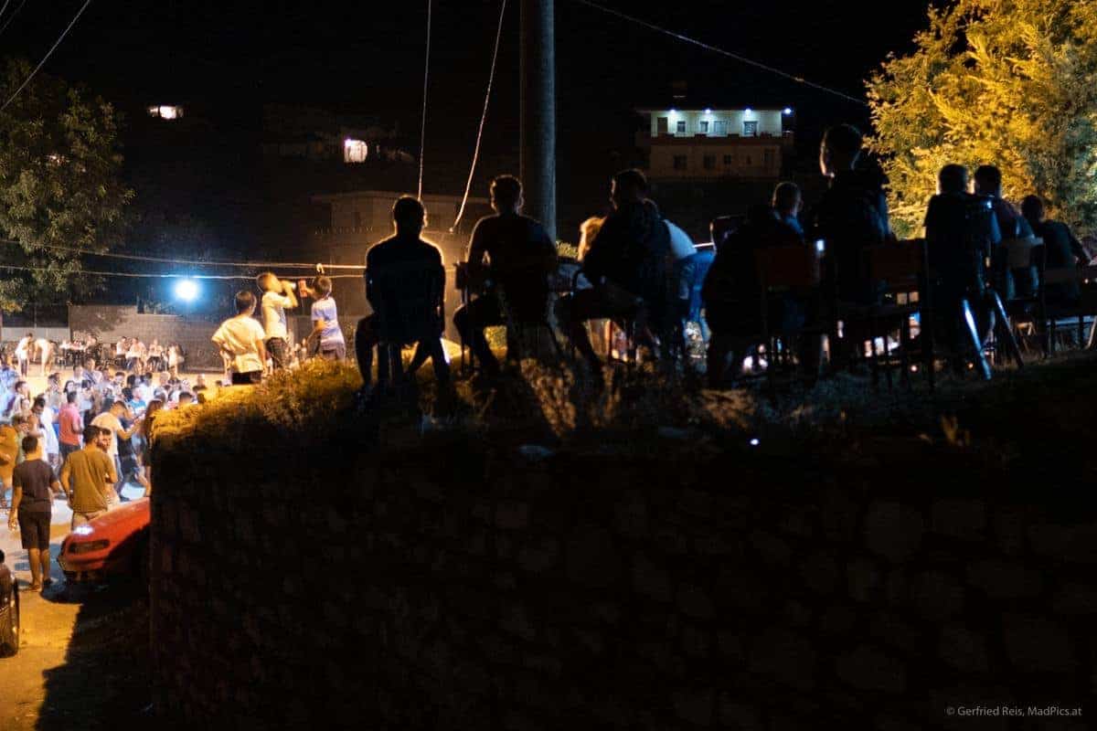 Junge M&Auml;Nner Schauen Dem Tanzen Zu