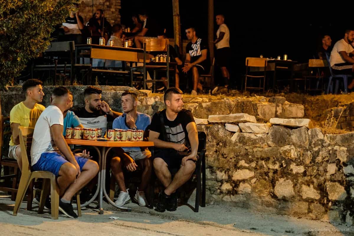 Junge M&Auml;Nner Und Viele Bierdosen