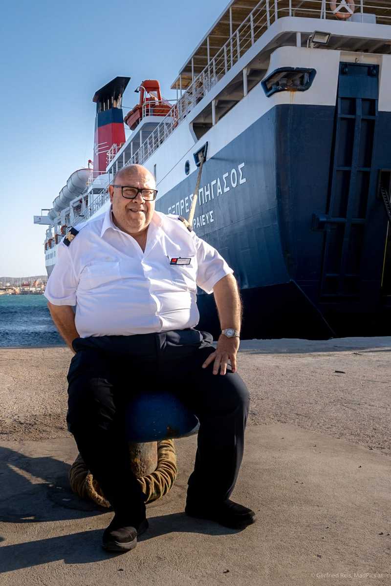 Crew-Mitglied Auf Der F&Auml;Hre Im Hafen Von Lavrio