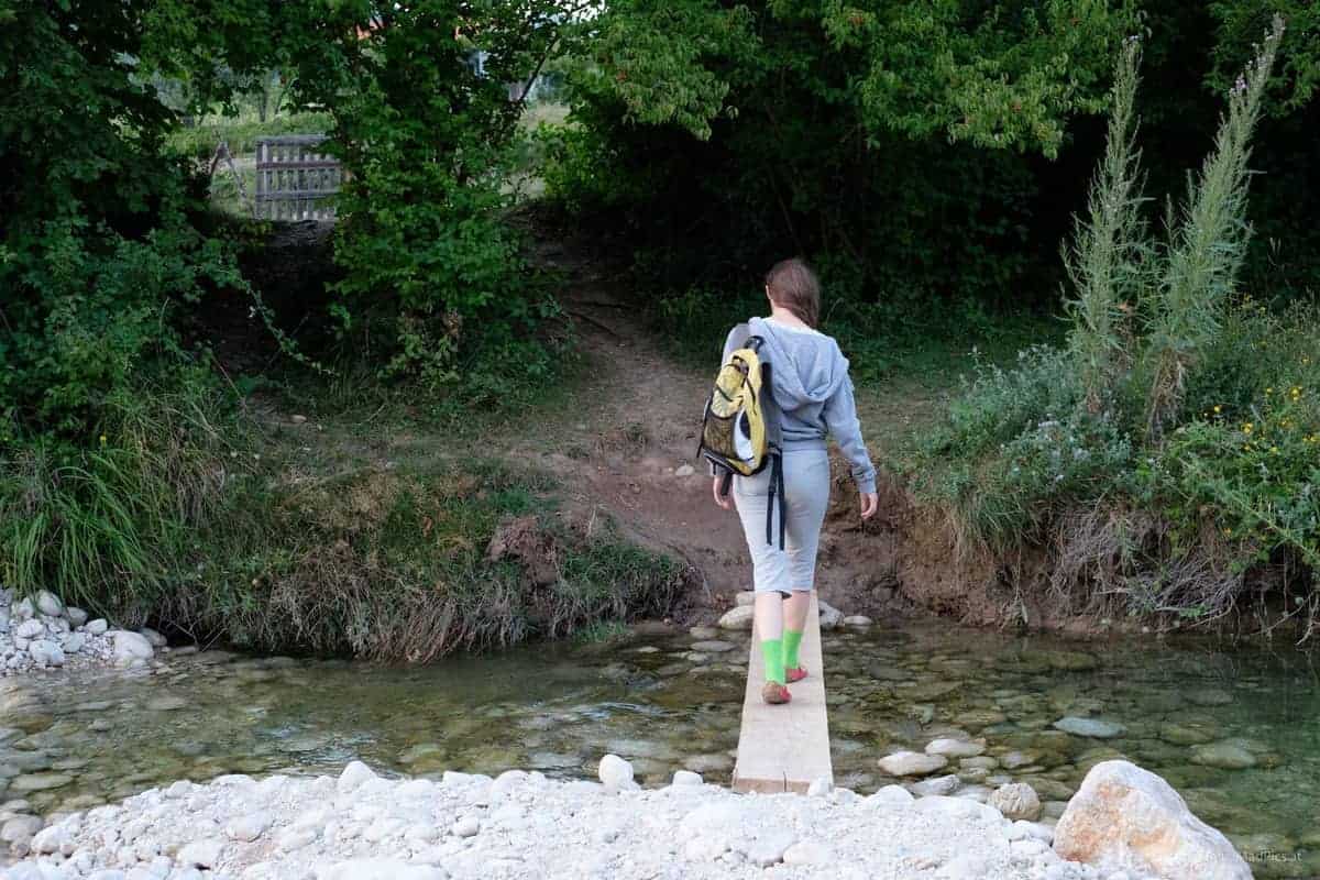 Olya Spaziert &Uuml;Ber Ein Steg &Uuml;Ber Dem Bach