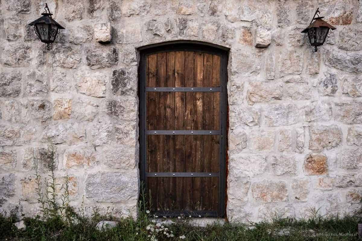 Eine Holzt&Uuml;R In Einer Steinmauer